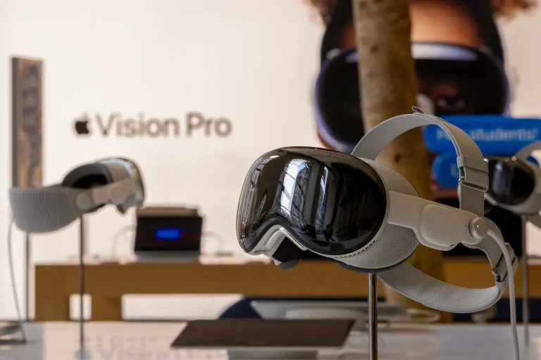 Apple smart glasses