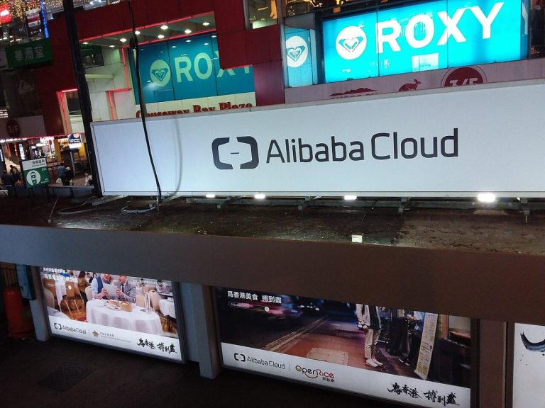 HK CWB 銅鑼灣 Causeway Bay 軒尼詩道 Hennessy Road tram station ads 阿里雲 Alibaba Cloud X 開飯喇 OpenRice night January 2019 SSG