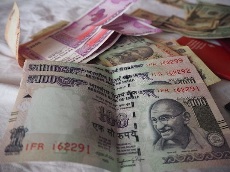 Indian 100 and 2000 rupee notes