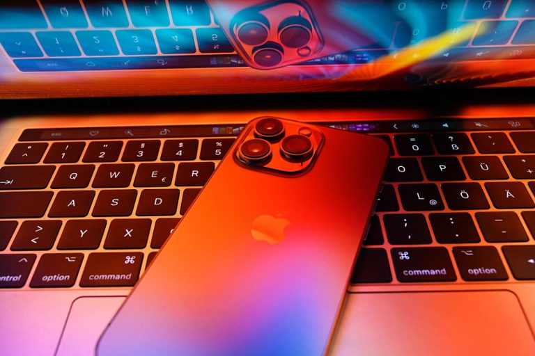 Apple iPhone 13 Pro on MacBook Pro 06