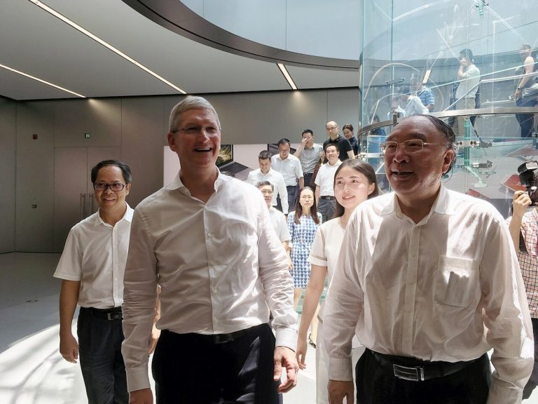 Tim Cook with Chongqing Mayor Huang in Apple Jiefangbei
